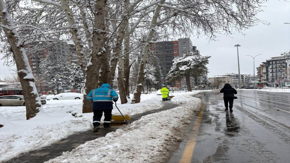 B&uuml;y&uuml;kşehir&rsquo;den kaldırımlarda yaya g&uuml;venliği i&ccedil;in &ccedil;alışma
