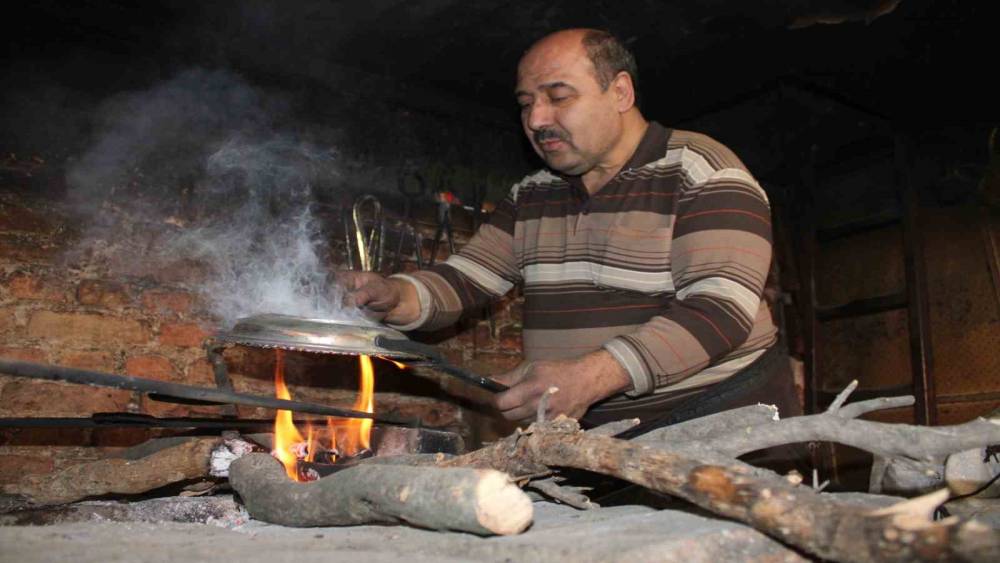 Yarım asırlık kalay ustası &lsquo;&ccedil;ırak&rsquo; sıkıntısına dikkat &ccedil;ekti
