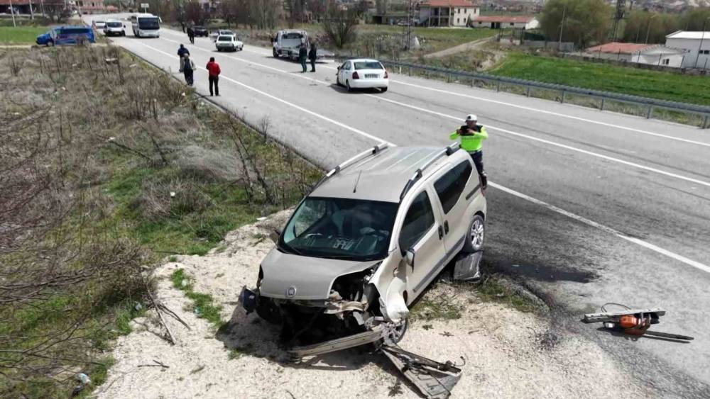 Aksaray’da 3 araç çarpıştı: 1’i ağır 7 yaralı