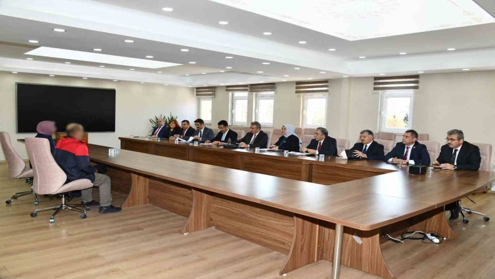 Vali Çiçek, halk gününde talepleri dinledi
