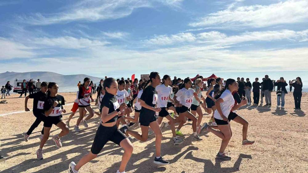 Eşref Aydın Bölgesel Kros Ligi Yarışları Niğde’de gerçekleşti
