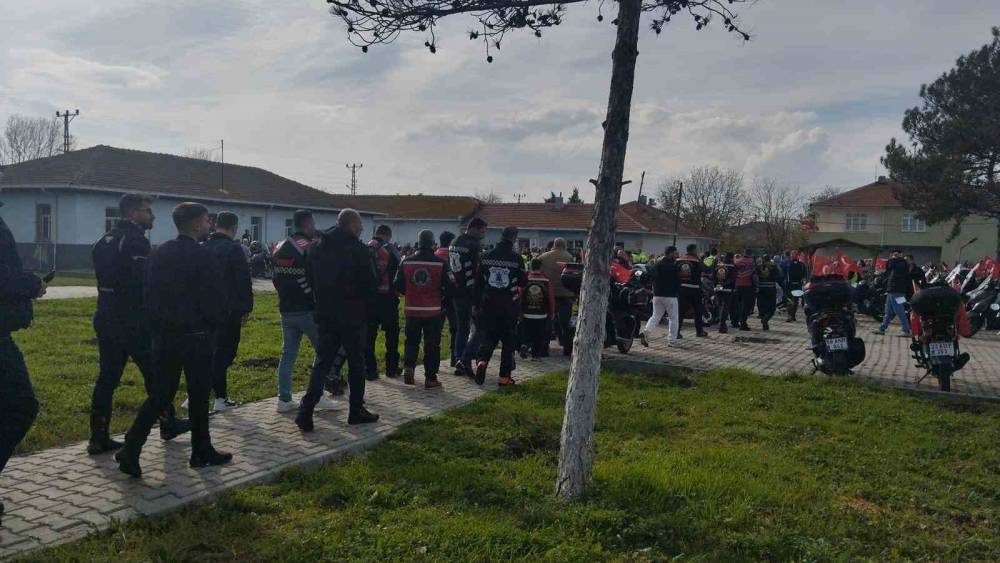 300 motosikletli, konvoyla şehit ailesine taziyede bulundu
