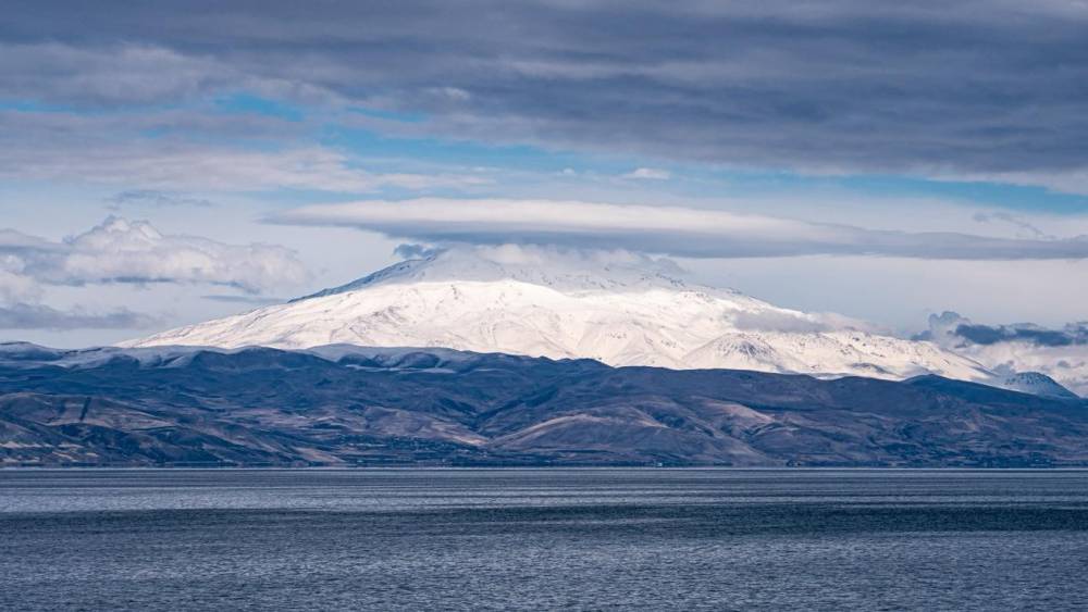 S&uuml;phan Dağı&rsquo;nın zirvesinde mercek bulutu oluştu
