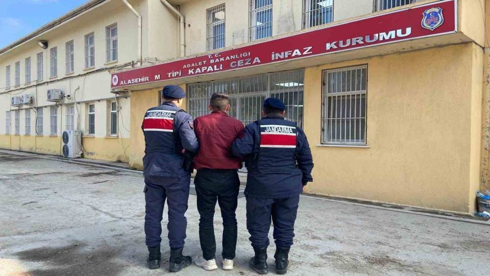 Manisa&rsquo;da 2 firari h&uuml;k&uuml;ml&uuml; kıskıvrak yakalandı
