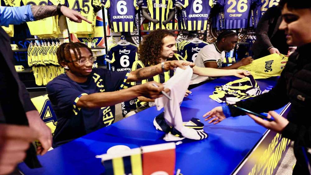 Fenerbah&ccedil;eli futbolcular Guendouzi, Nene ve Cherif, taraftarlarla buluştu
