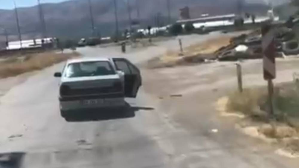 Erzincan’da açık kapılı araçla trafikte riskli yolculuk
