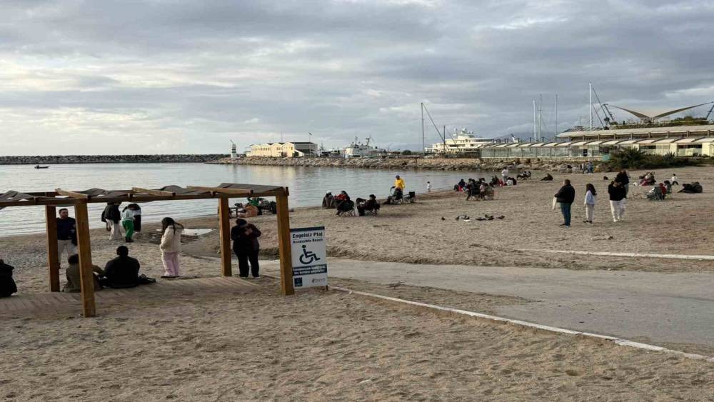 Fırtına sonrası Kuşadası&rsquo;nda g&uuml;neş y&uuml;z&uuml;n&uuml; g&ouml;sterdi, sahiller şenlendi
