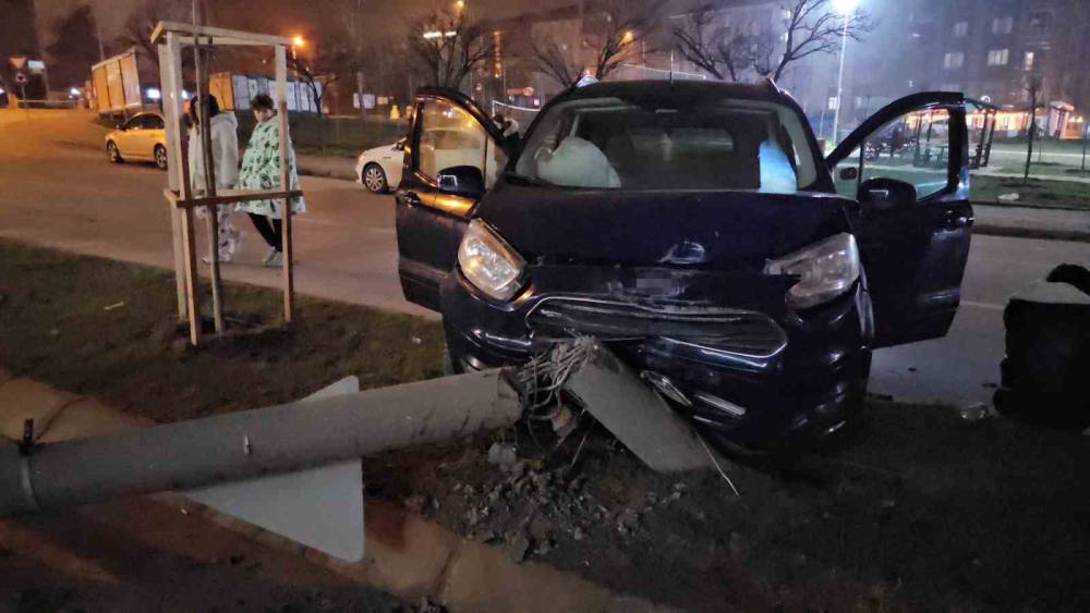 Otomobil ref&uuml;je &ccedil;ıktı: Kaza anı kamerada
