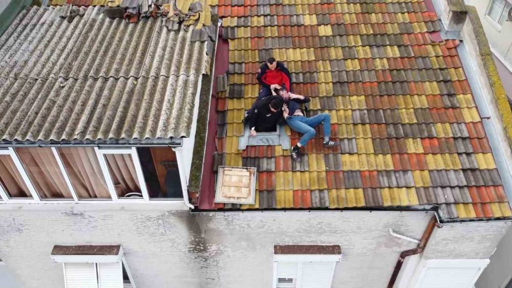 Balıkesir&rsquo;de &ccedil;atıya &ccedil;ıkan adamı polis ve itfaiye ekipleri indirdi
