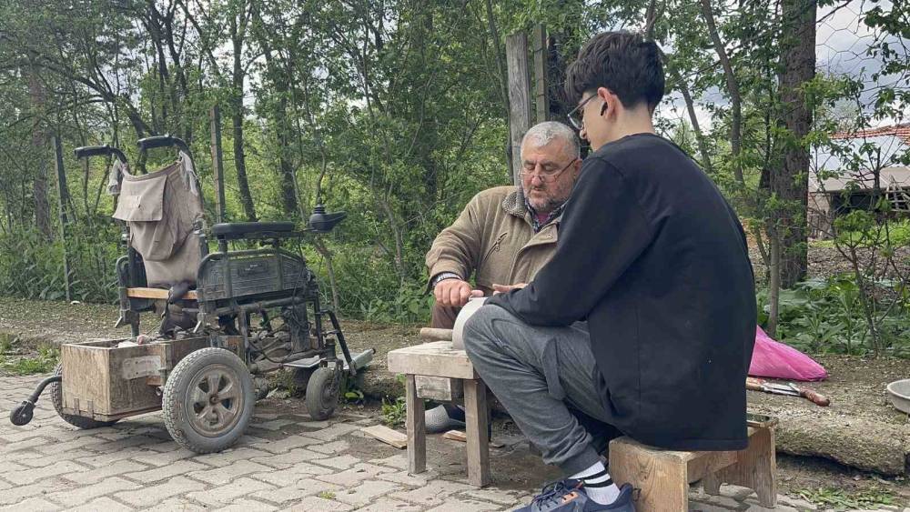 Bedensel engelli baba, oğluyla birlikte bıçak bileyerek geçimini sağlıyor