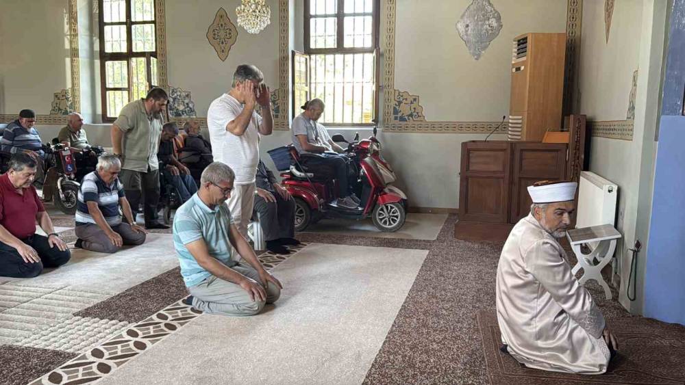 Asırlık cami 17 yıldır ibadetin &ouml;n&uuml;ndeki "engelleri" kaldırıyor