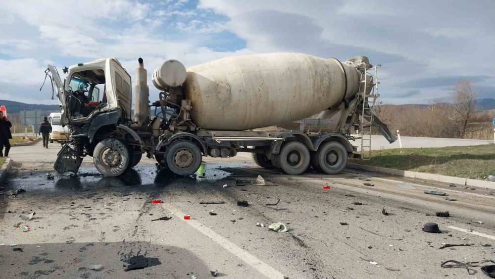 K&uuml;tahya&rsquo;da beton mikserleri &ccedil;arpıştı: 2 yaralı
