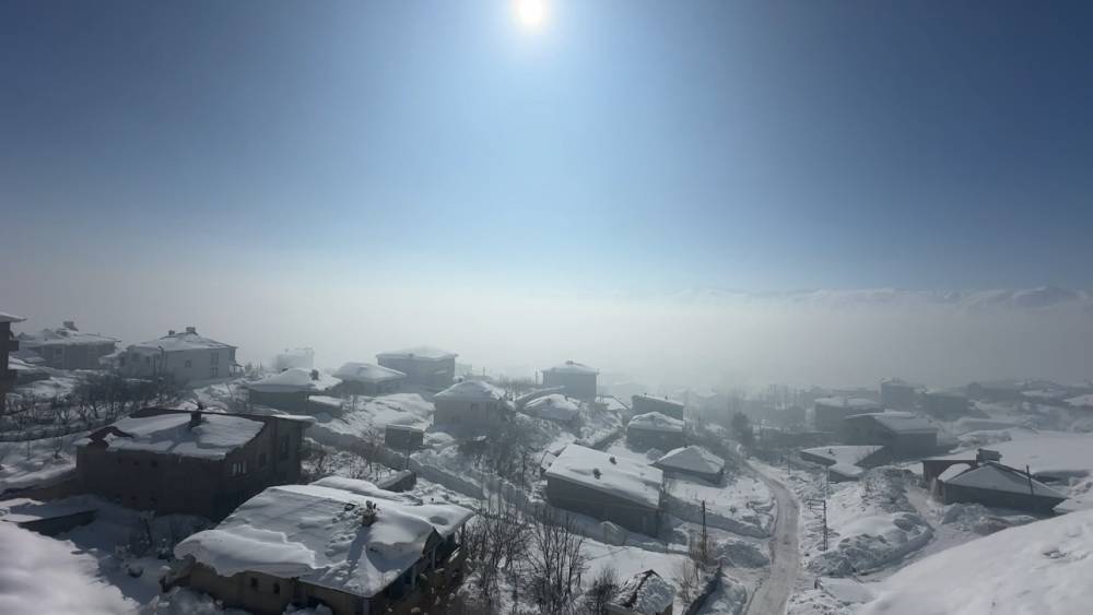 Y&uuml;ksekova&rsquo;da buz sarkıtları 3 metreyi aştı
