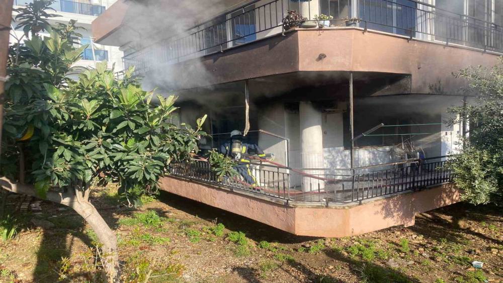 Yanan evden 4 yaşındaki yeğenini &ccedil;ıkarmak isterken yaralandı
