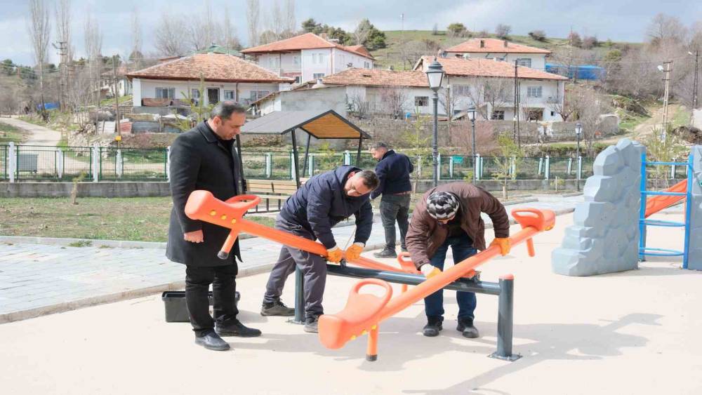 Akdağmadeni&rsquo;nde bahar mesaisi: park ve bah&ccedil;eler yenileniyor
