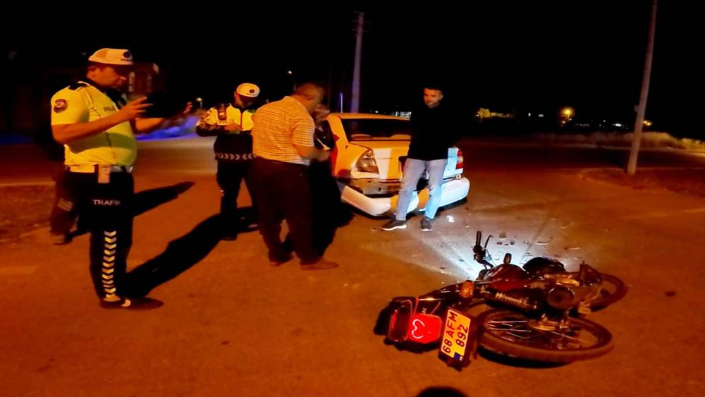 Motosiklet otomobile arkadan çarptı: 1 yaralı
