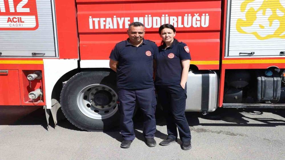 İtfaiyeci çift birlikte alevlerle savaşıyor

