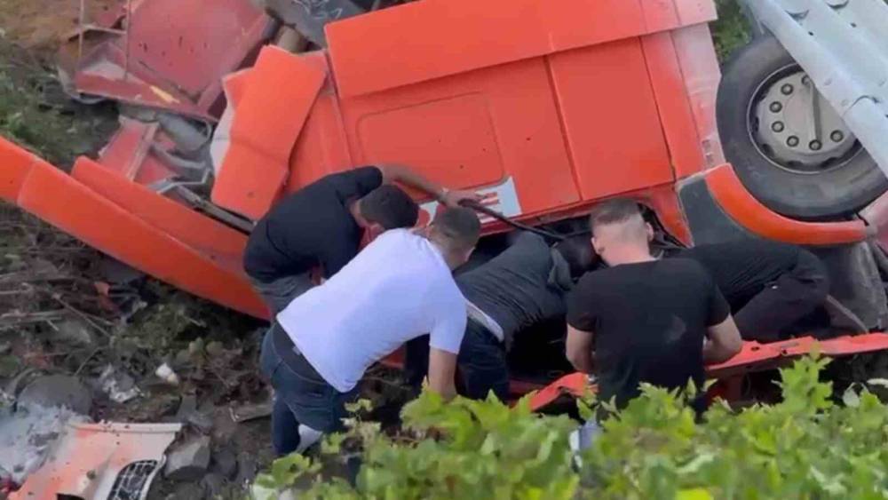 Zonguldak-Ereğli kara yolunda tır devrildi: 1 yaralı
