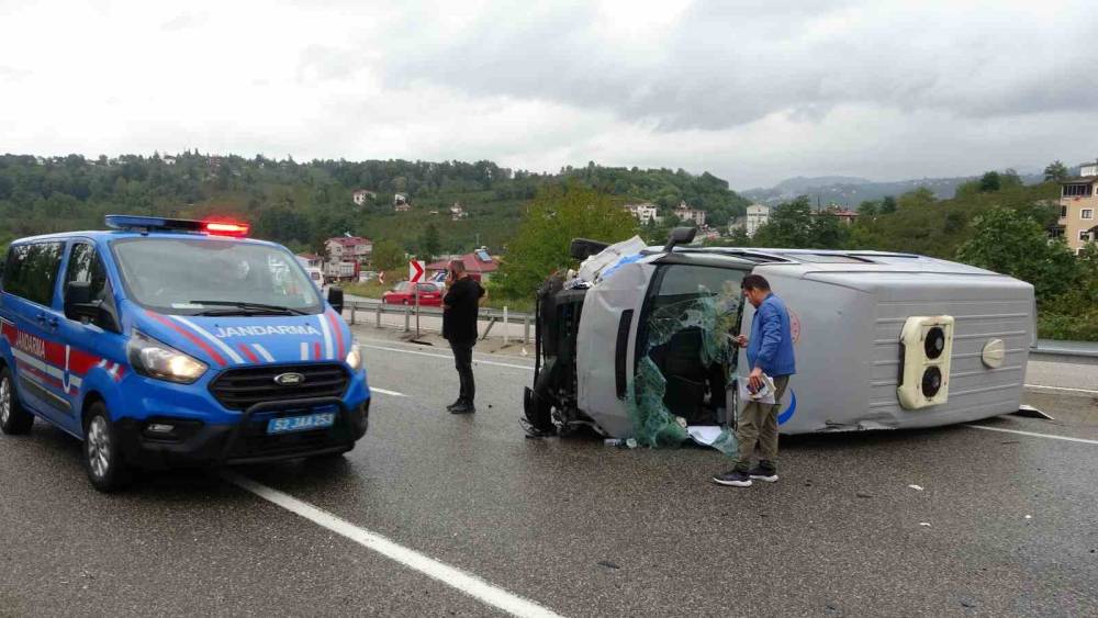 Ordu’da hasta nakil araç devrildi: 1 yaralı
