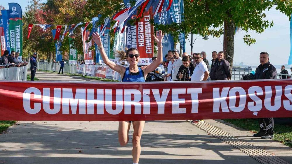 16 ülkeden sporcu Kocaeli’de Cumhuriyet için koştu
