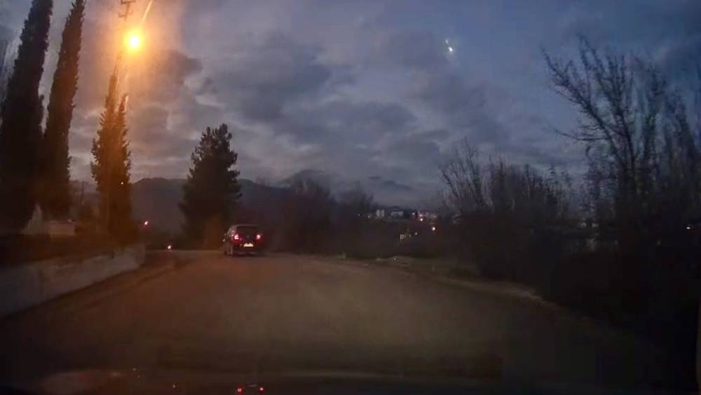 Karabük’te gökyüzünü bir anda aydınlatan cisim kamerada
