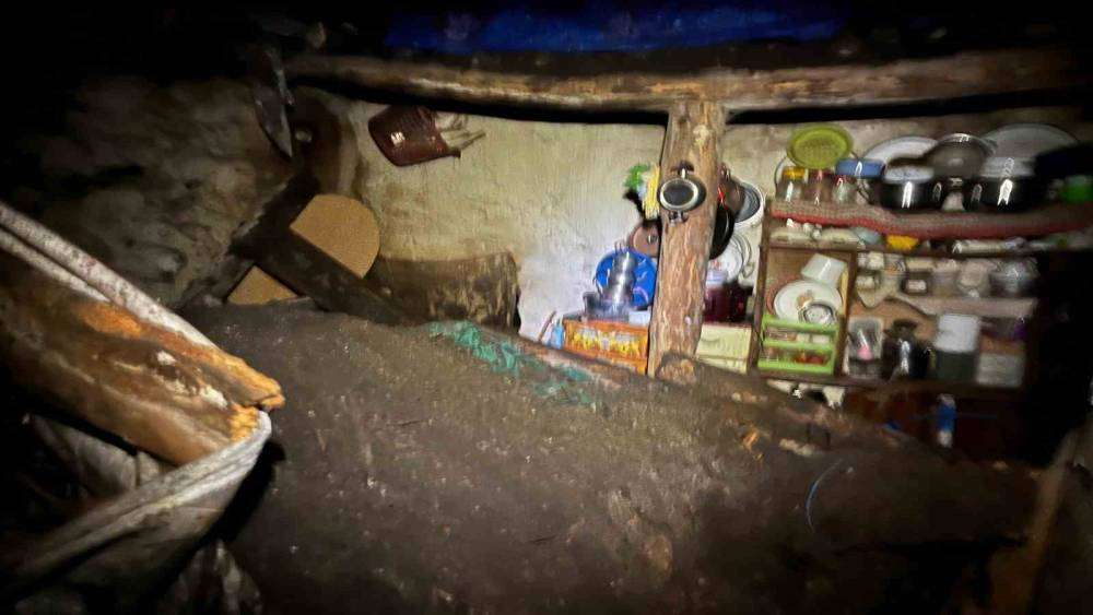 Ardahan’da toprak damlı ev çöktü: 1 yaralı
