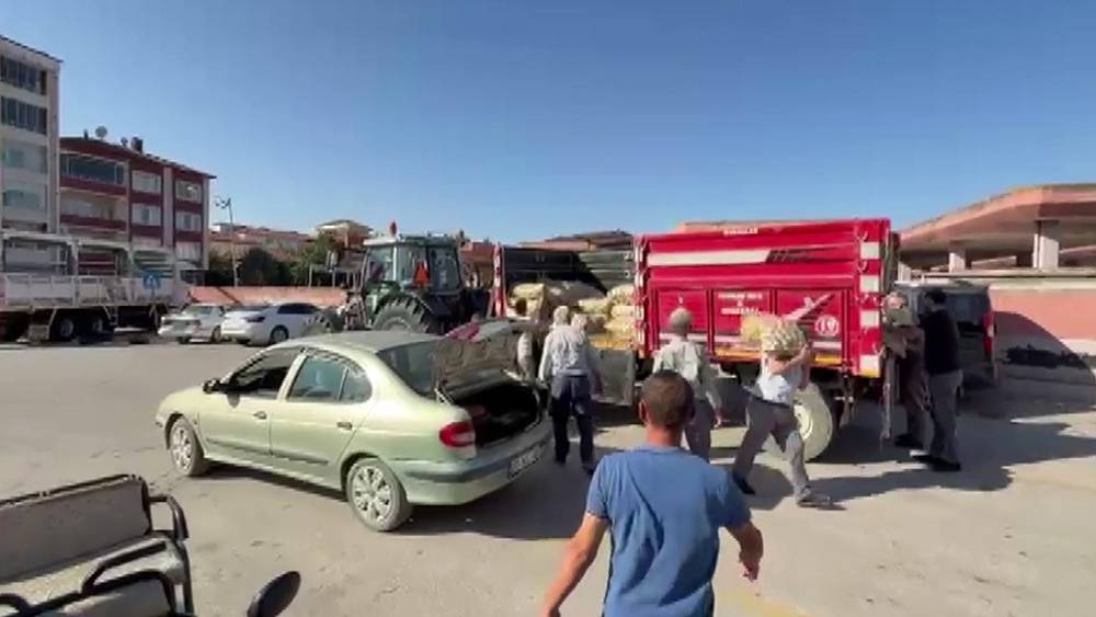 Amasya’da genç çiftçi, 8 ton patatesi halka ücretsiz dağıttı
