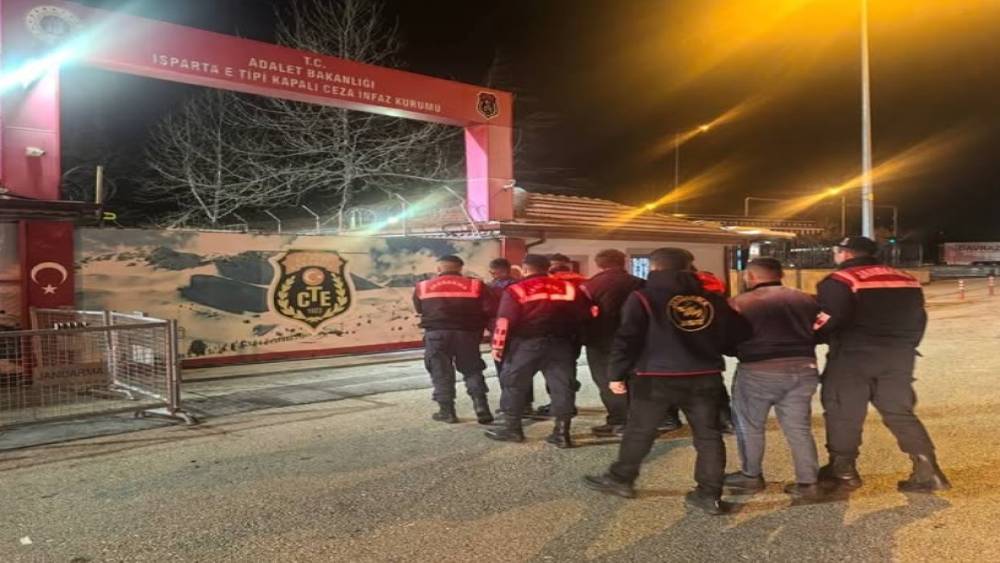 K&ouml;y evlerini soyan 3 kişilik hırsızlık ekibi, &ccedil;alıntı eşyaları hurdacıya satarken yakalandı
