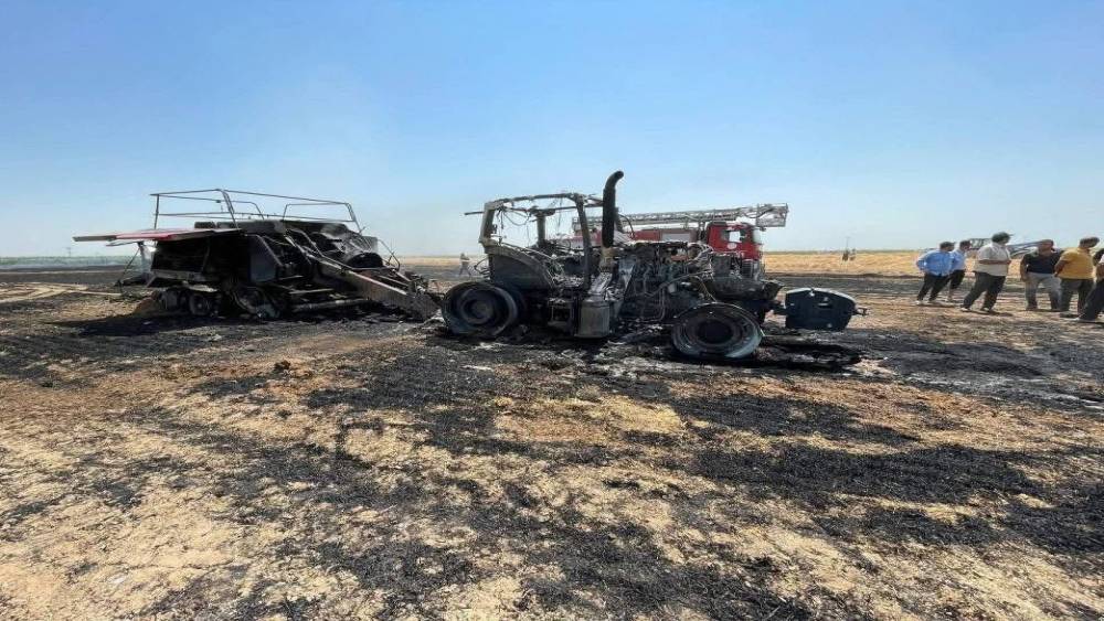 Balya makinesi alev aldı, traktör ve 3 dekar tarla yandı
