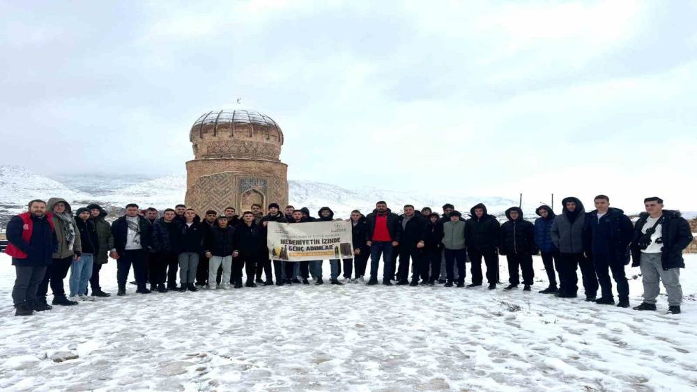 Bayburtlu gen&ccedil;ler k&uuml;lt&uuml;r gezisini tamamladı
