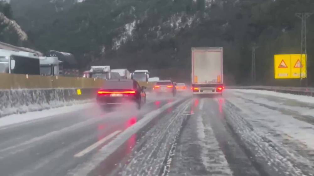 Adana&rsquo;da dolu ulaşımda aksamalara neden oldu
