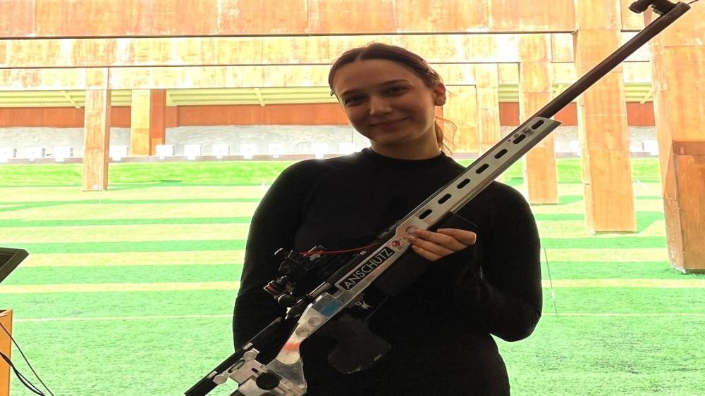 Milli sporcu kendi rekorunu kırarak zirveye &ccedil;ıktı
