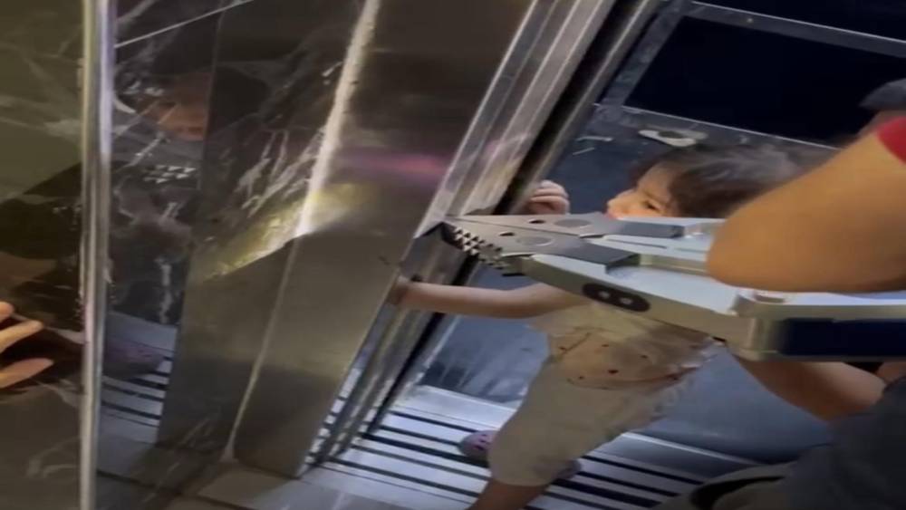 Kolu asansöre sıkışan çocuk kurtarıldı
