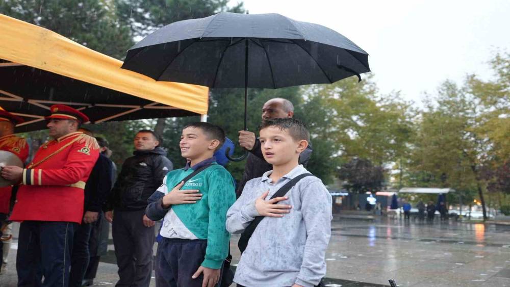Törende şemsiye çocukları yağmurdan korudu
