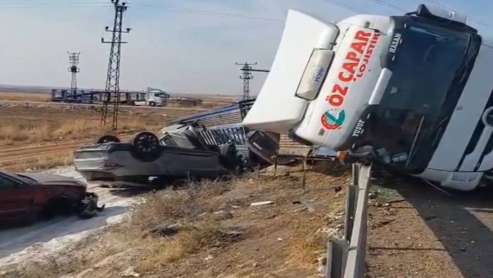 Devrilen tırda bulunan milyonluk araçlar hasar gördü
