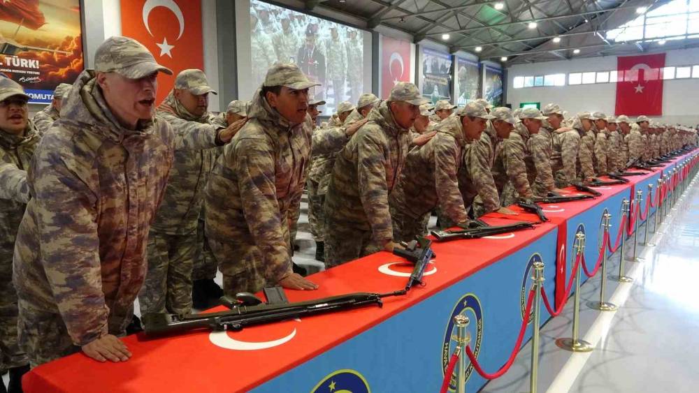 Kütahya Hava Er Eğitim Tugay Komutanlığında 2025 4A Tertip Erler yemin ederek usta asker oldu
