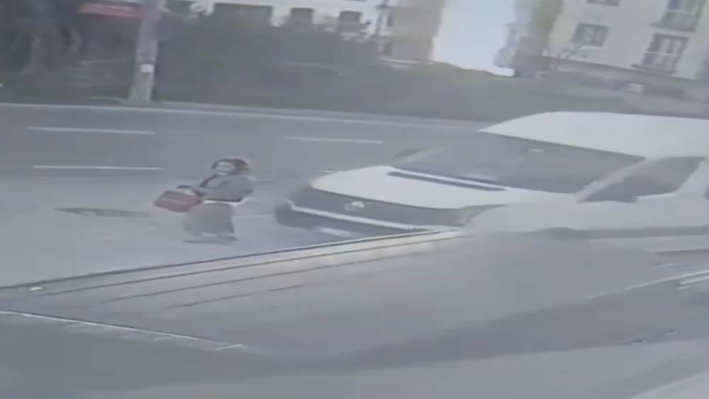 Dolmuş bekleyen kadın minib&uuml;s&uuml;n altında b&ouml;yle kaldı
