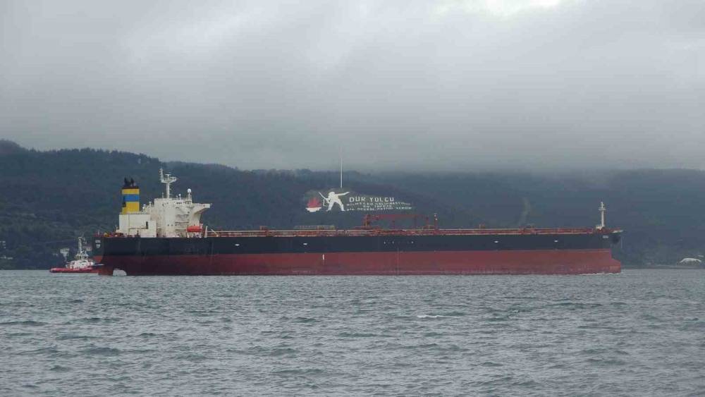 Akdeniz&rsquo;de İHA ile vurulan, Bozcaada&rsquo;da fırtına nedeniyle karaya oturan tanker bakım i&ccedil;in Yalova&rsquo;ya g&ouml;t&uuml;r&uuml;l&uuml;yor
