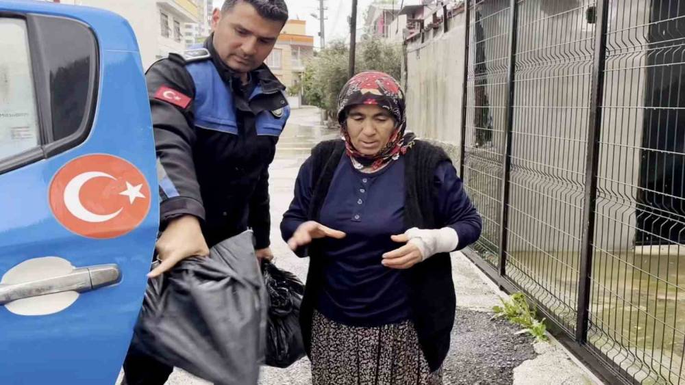 Sel riskine karşı sahada olan zabıta ekipleri vatandaşa yardım etti
