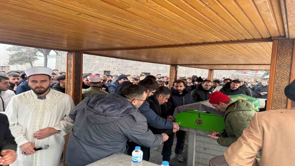 Cam silerken 3. kattan d&uuml;şen &ouml;ğretmen son yolculuğuna dualarla uğurlandı
