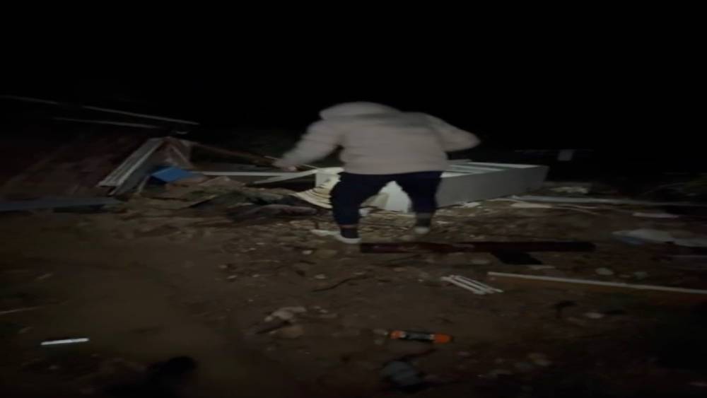 Hortumun savurduğu konteynerdeki yaralı adamın bulunduğu anların g&ouml;r&uuml;nt&uuml;s&uuml; &ccedil;ıktı
