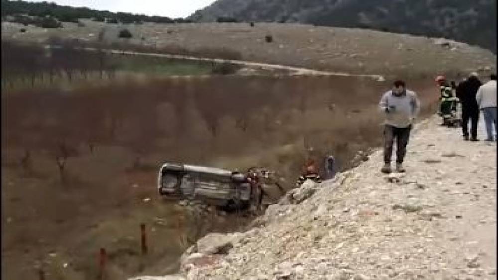 Karşı şeride ge&ccedil;en otomobil şarampole yuvarlandı
