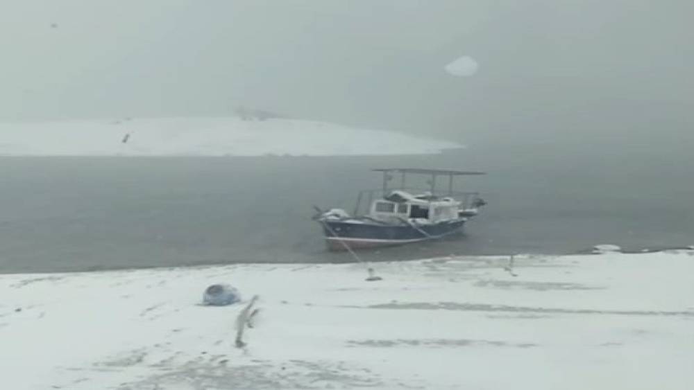 Yoğun kar ve sis balık&ccedil;ıları durdurdu: Tekneler kıyıya &ccedil;ekildi
