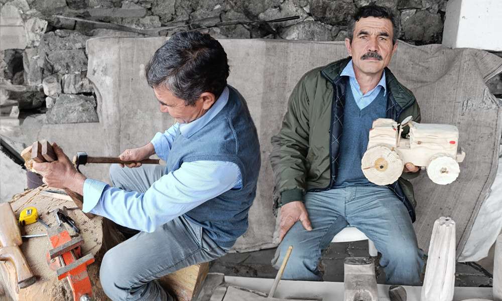 AĞACA ŞEKİL VEREN ADAM