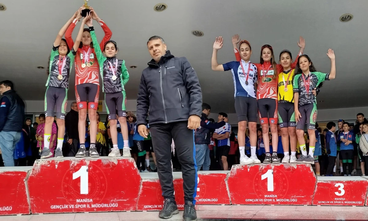 AKHİSAR&rsquo;IN GEN&Ccedil;LERİ ZİRVEYE &Ccedil;IKTI
