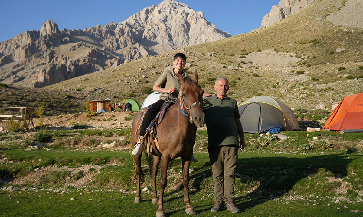 Aladağlar’ın Şerpaları: Katırlarla Zirve Yolculuğu