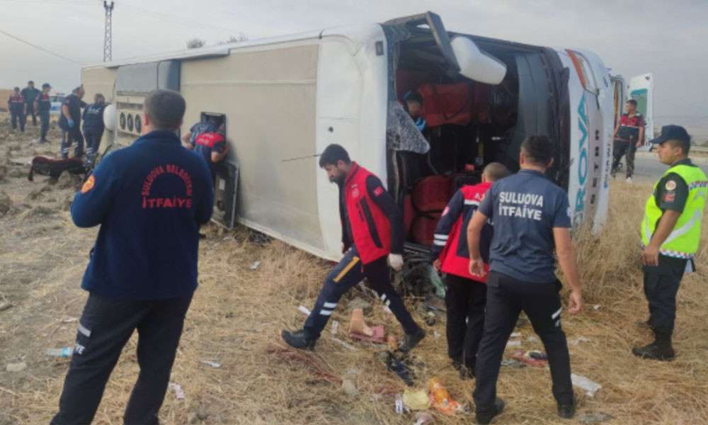 AMASYA'DA YOLCU OTOB&Uuml;S&Uuml; DEVRİLDİ: 6 &Ouml;L&Uuml;, 35 YARALI