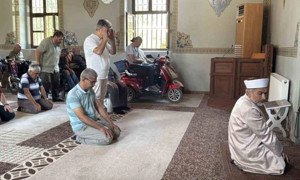 Asırlık cami 17 yıldır ibadetin &ouml;n&uuml;ndeki "engelleri" kaldırıyor