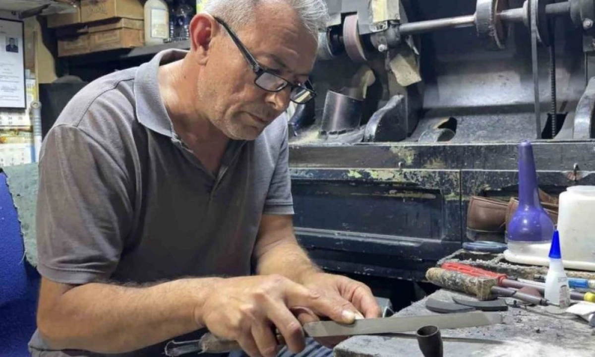 Babasından miras kalan ayakkabı tamirciliğini 43 yıldır yaşatıyor