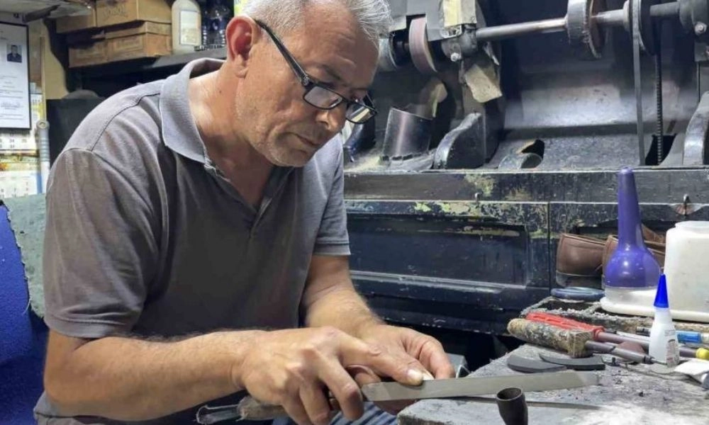 Babasından miras kalan ayakkabı tamirciliğini 43 yıldır yaşatıyor